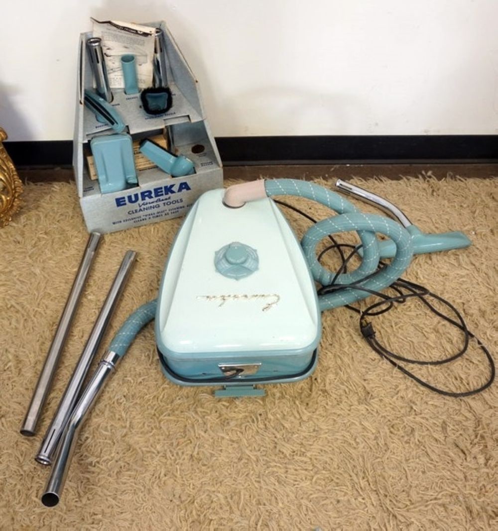 VINTAGE EUREKA VIBRA-BEAT VACUUM (1 of 3)