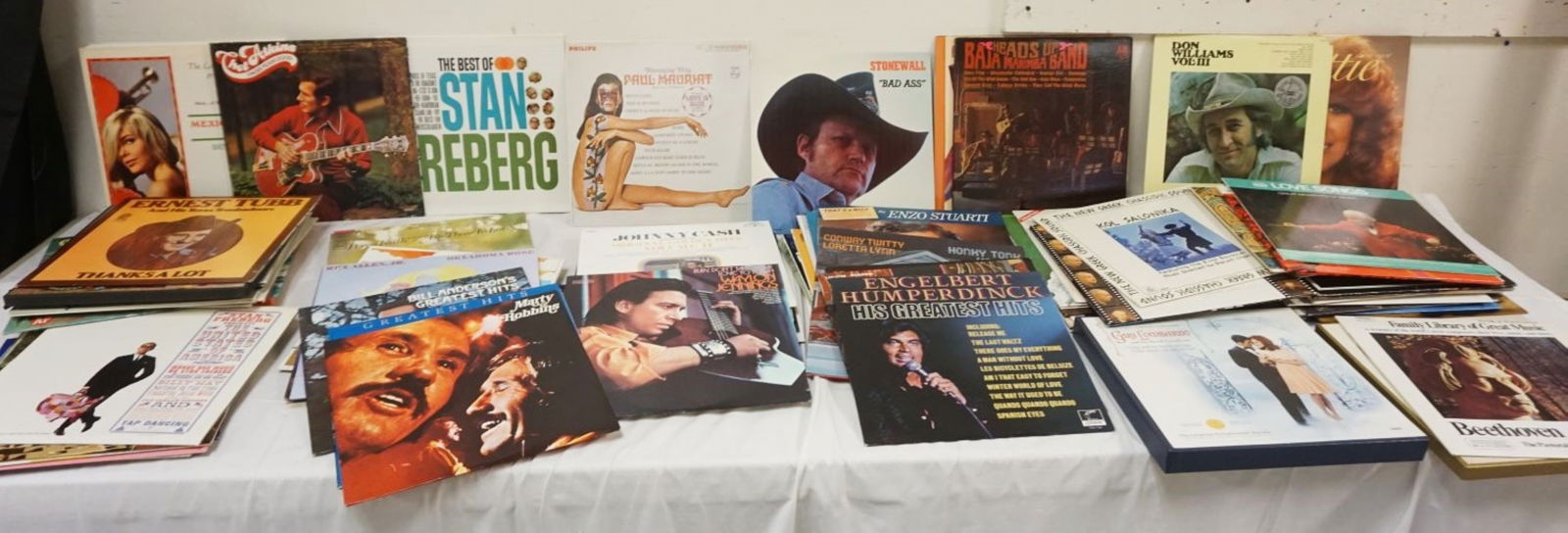 APROXIMATELY 120 VINTAGE ALBUMS (1 of 11)