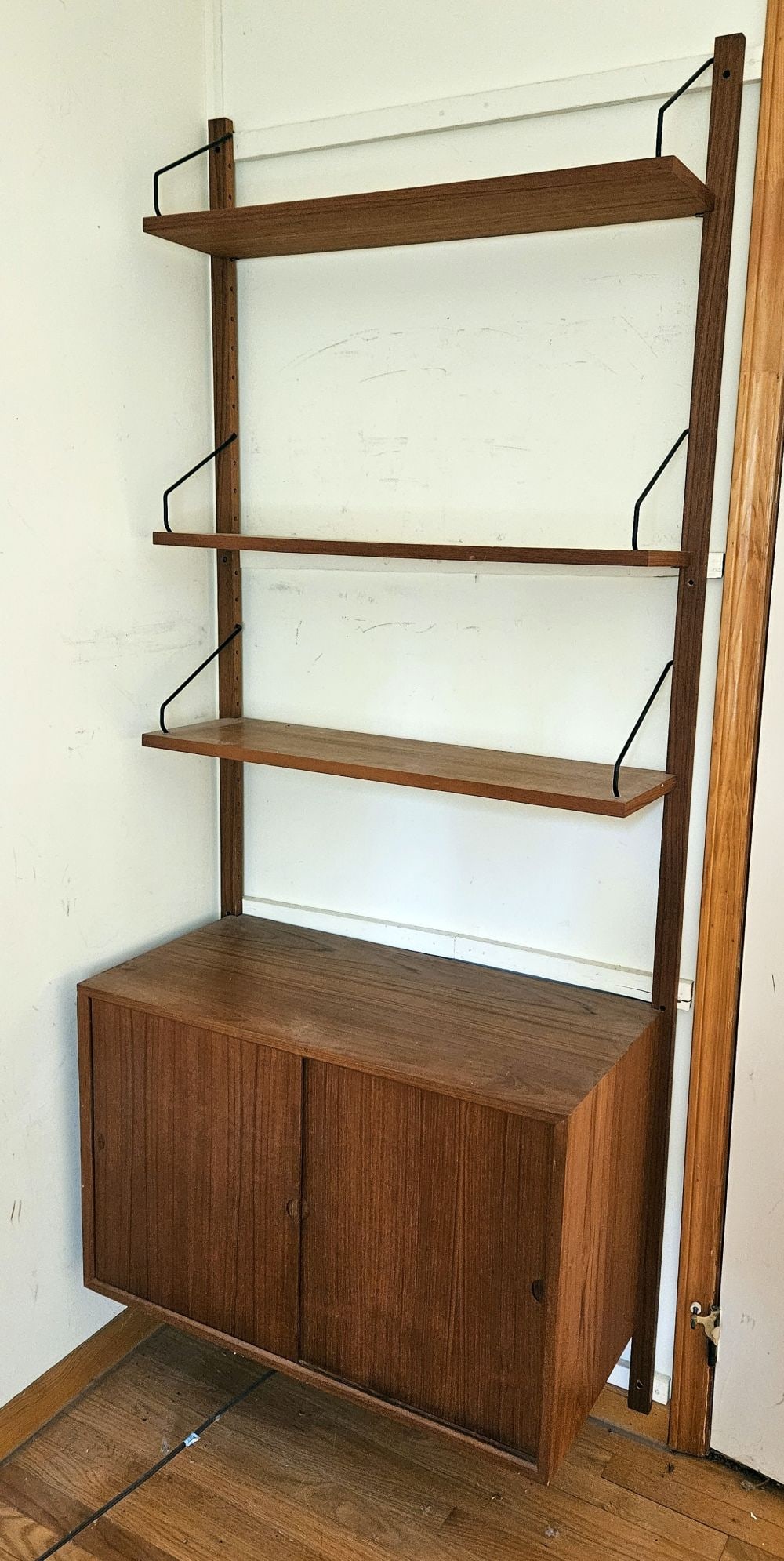 MID CENTURY MODERN DANISH WALL SHELF (1 of 5)