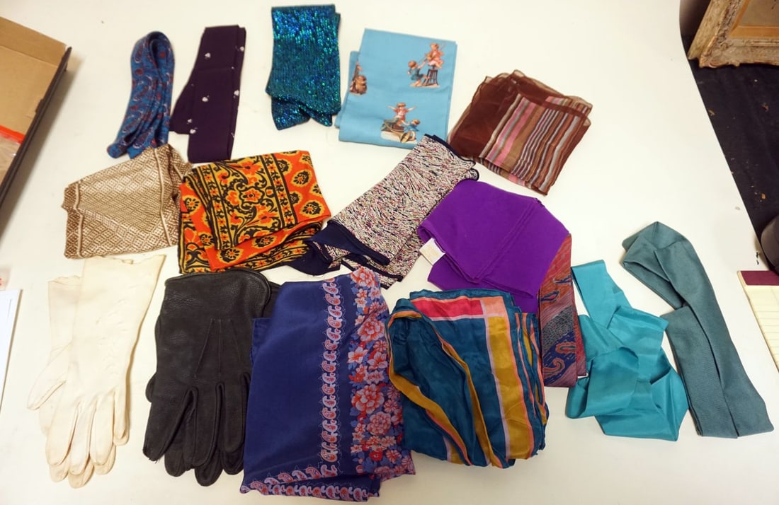 ASSORTED LADIES SCARVES AND TIES: ASSORTED LADIES SCARVES, GLOVES AND TIES INCLUDING ANNE KLIEN AND BLOOMINGDALES