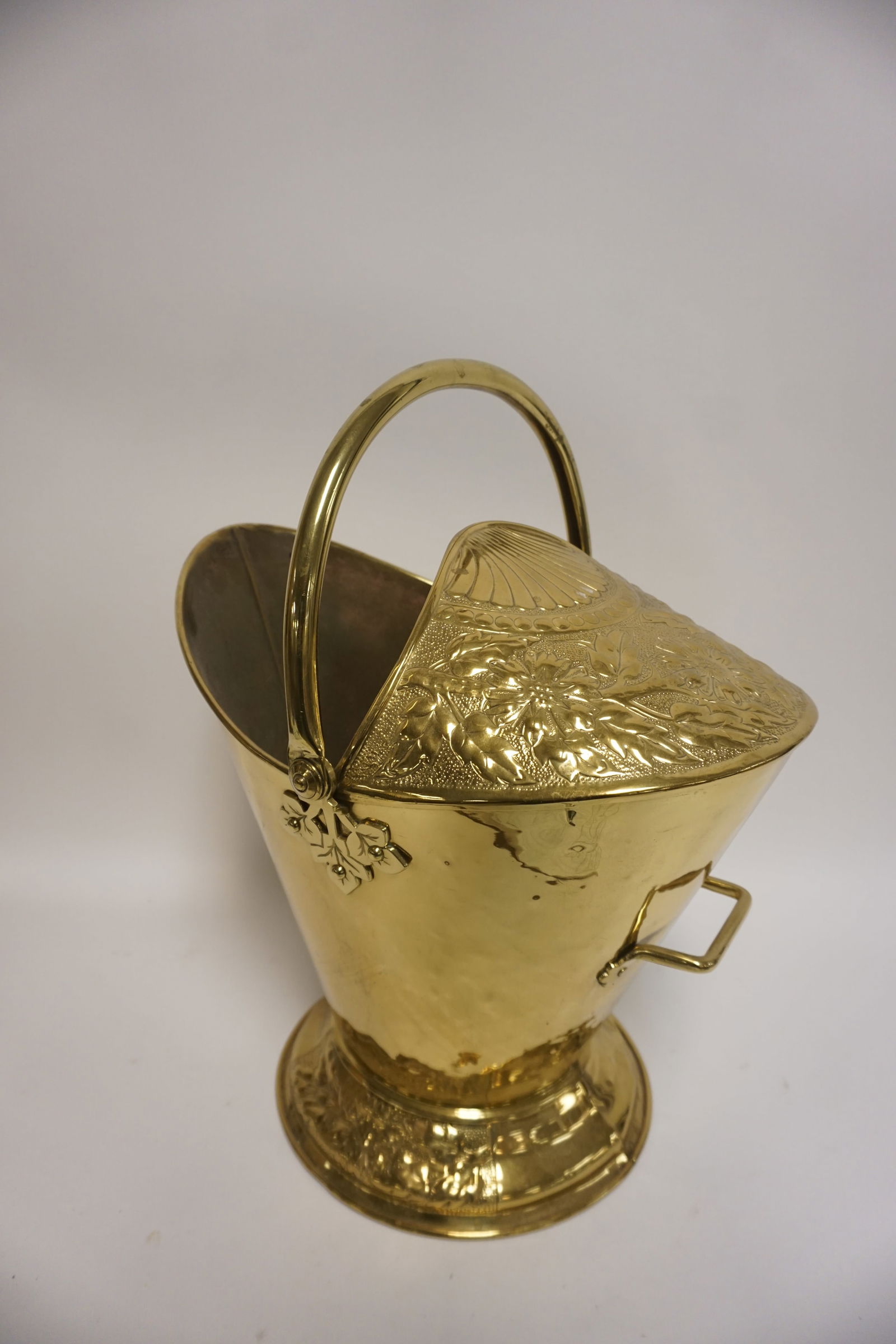 ORNATE BRASS COAL SKUTTLE (1 of 4)