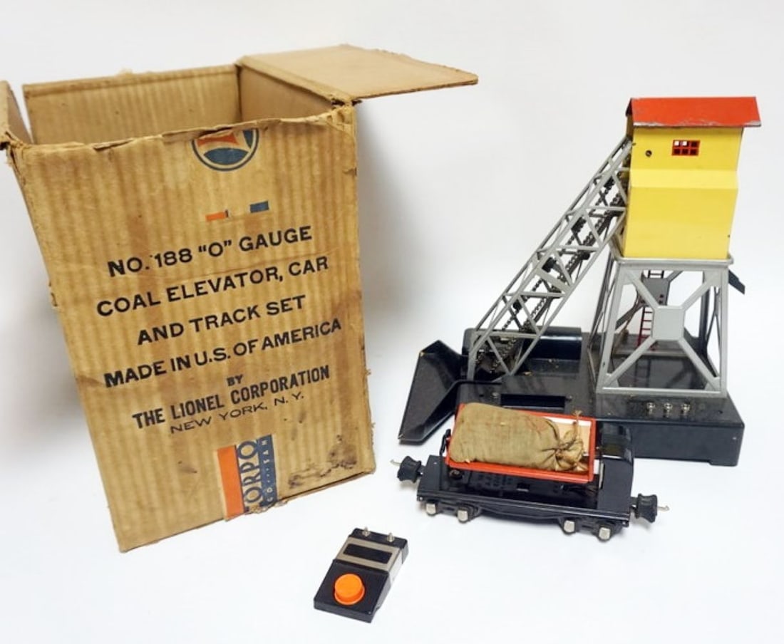 LIONEL TRAIN O GAUGE COAL ELEVATOR (1 of 4)