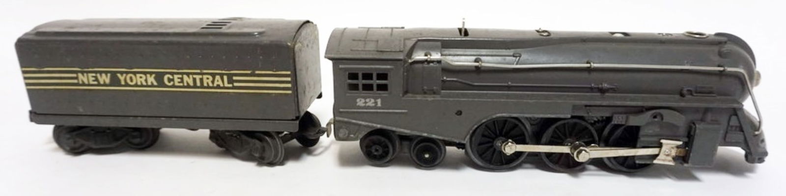 LIONEL TRAIN O GAUGE ENGINE AND TENDER (1 of 6)