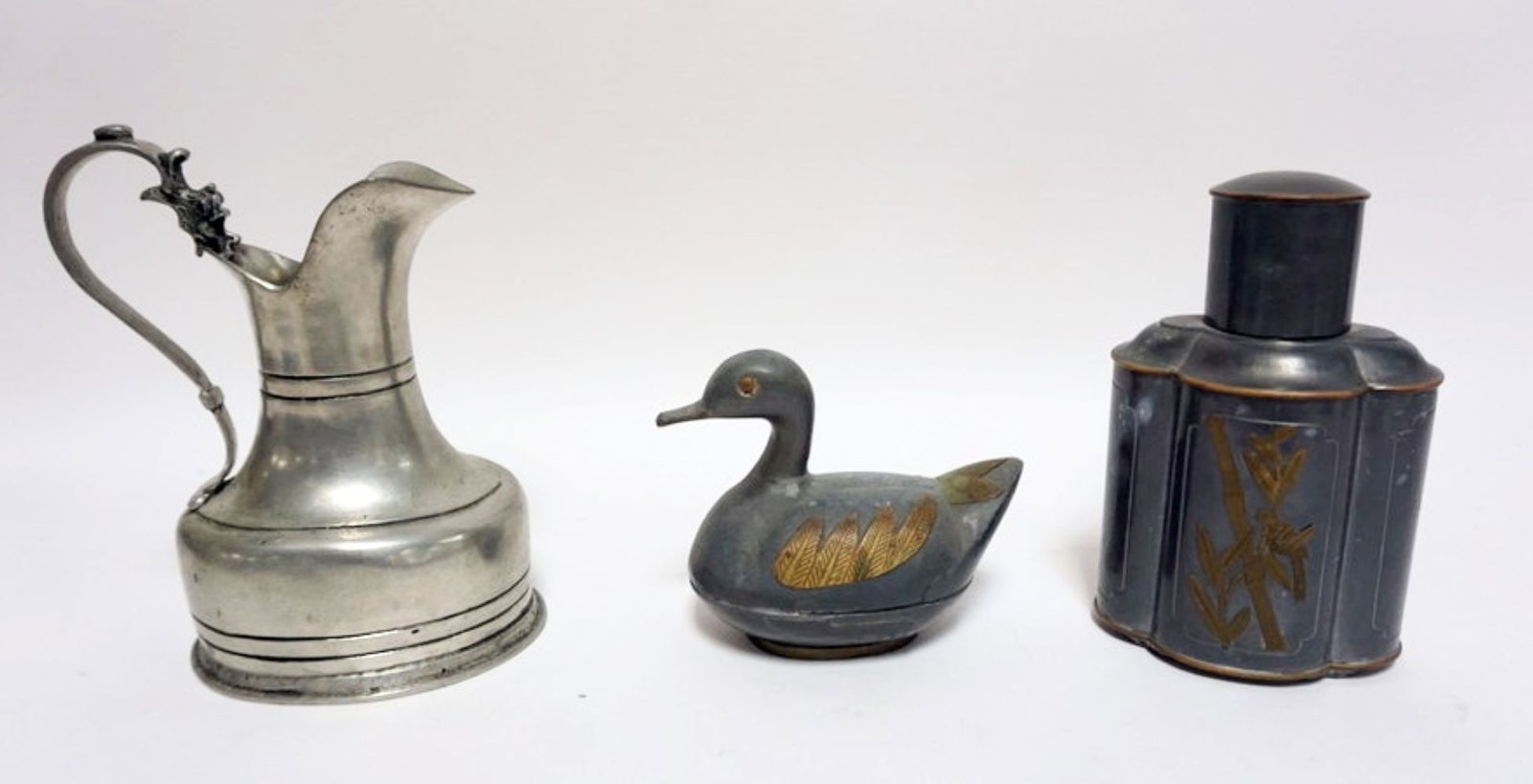 ASSORTED PEWTER ITEMS: GROUP OF ASSORTED PEWTER ITEMS INCLUDING TEA CADDY, COVERED DUCK AND EWER