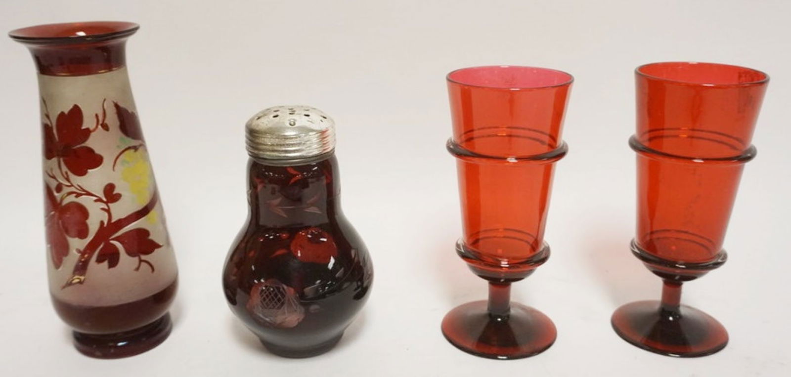 ASSORTED RUBY AND CRANBERRY GLASS: GROUP OS ASSORTED RUBY GLASS AND CRANBERRY GLAS INCLUDING CUT TO CLEAN SHAER, TALLEST PIECE APPROXIMATELY 7 1/2 IN