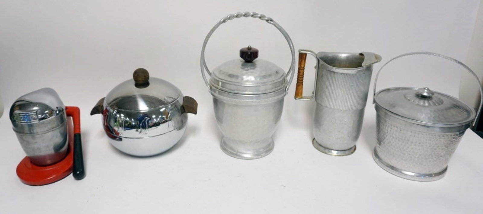 ASSORTED VINTAGE DRINK ITEMS: GROUP OF ASSORTED DRINK ITEMS INCLUDING WESTBEND PENGUIN, ICE BUCKET LEHMAN ALLUMINUM, ICE BUCKET JUICE KING, ETC.