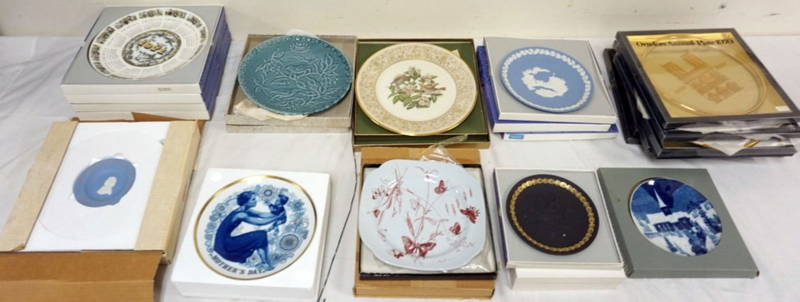 ASSORTED COLLECTOR PLATES: APPROXIMATELY 24 VINTAGE COLLECTOR PLATES INCLUDING WEDGWOOD, SPODE, LENOX, ORREFORS