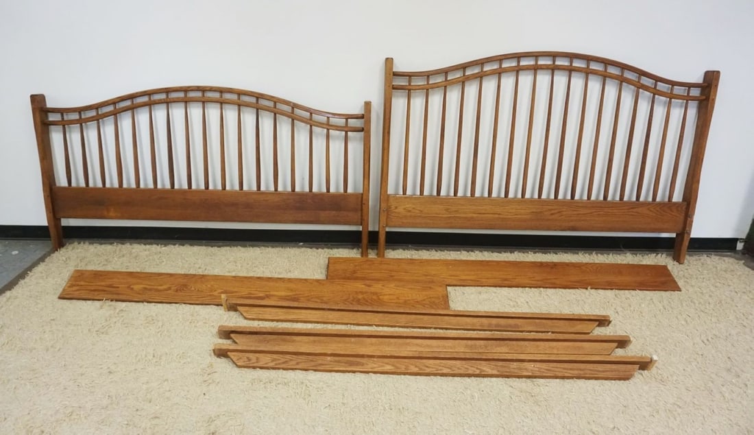 CUSTOM BENCH MADE SOLID OAK KING SIZE BED: CUSTOM BENCH MADE SOLID OAK KING SIZE BED HEAD AND FOOT BOARD HAVING VERTICAL ROUND MORTISED SPINDLES, APPROXIMATELY 79 IN X 51 IN X 89 IN LONG