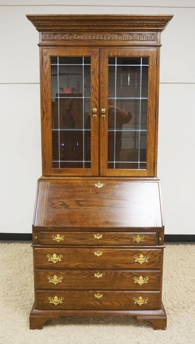 PENNSYLVANIA HOUSE OAK SECRETARY DESK: PENNSYLVANIA HOUSE 2 PART OAK SECRETARY DESK WITH DOUBLE DOOR LEADED GLASS TOP AND INTERIOR LIGHTS AND ADJUSTABLE GLASS SHELVES, APPROXIMATELY 88 IN X 20 IN X 82 IN H