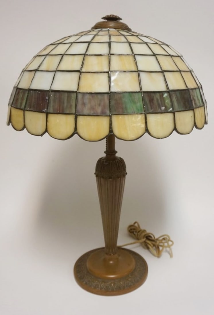 ANTIQUE TIFFANY STYLE TABLE LAMP (1 of 5)