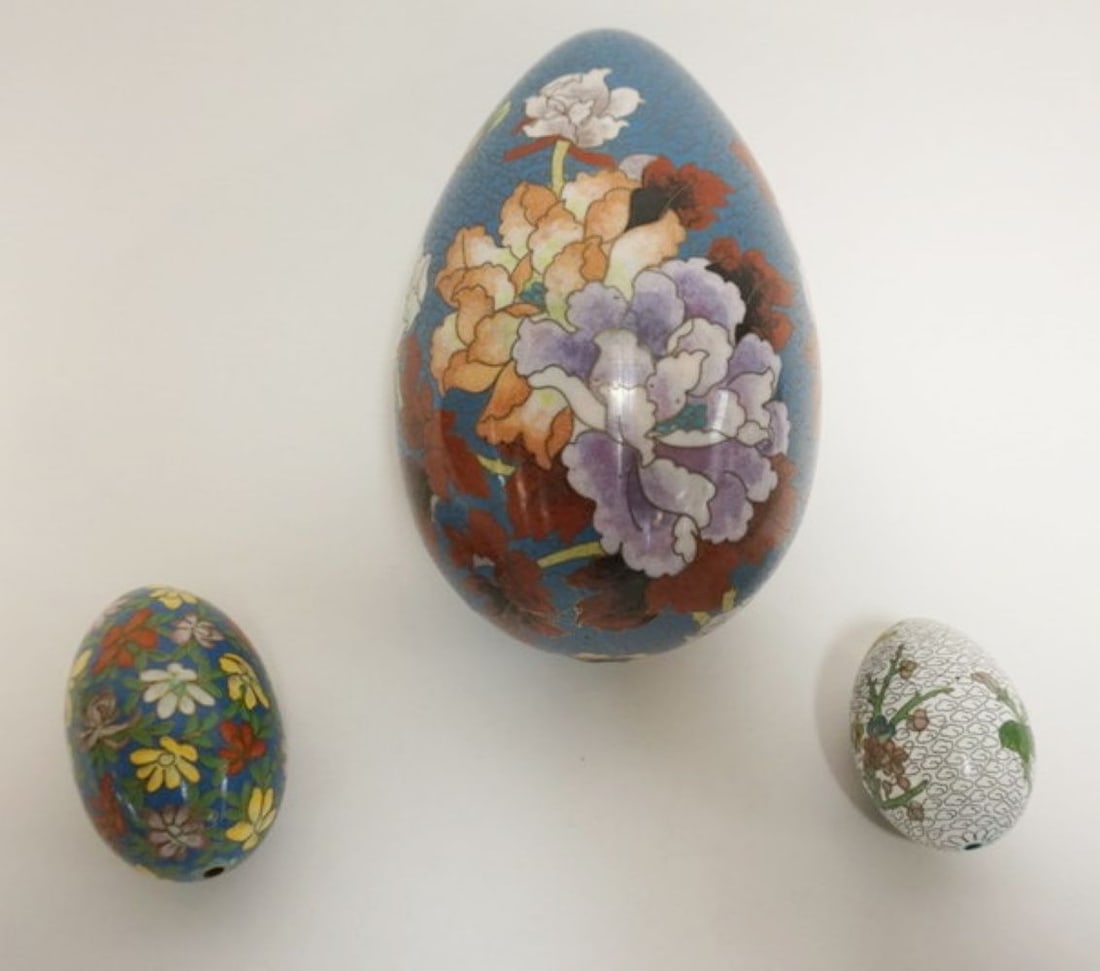 GROUP OF ASSORTED CLOISONNE ENAMELED EGGS: GROUP OF ASSORTED CLOISONNE ENAMELED EGGS, LARGEST APPROXIMATELY 7 IN HIGH