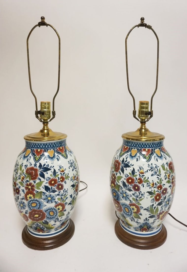 PAIR OF PORCELAIN TABLE LAMPS (1 of 3)