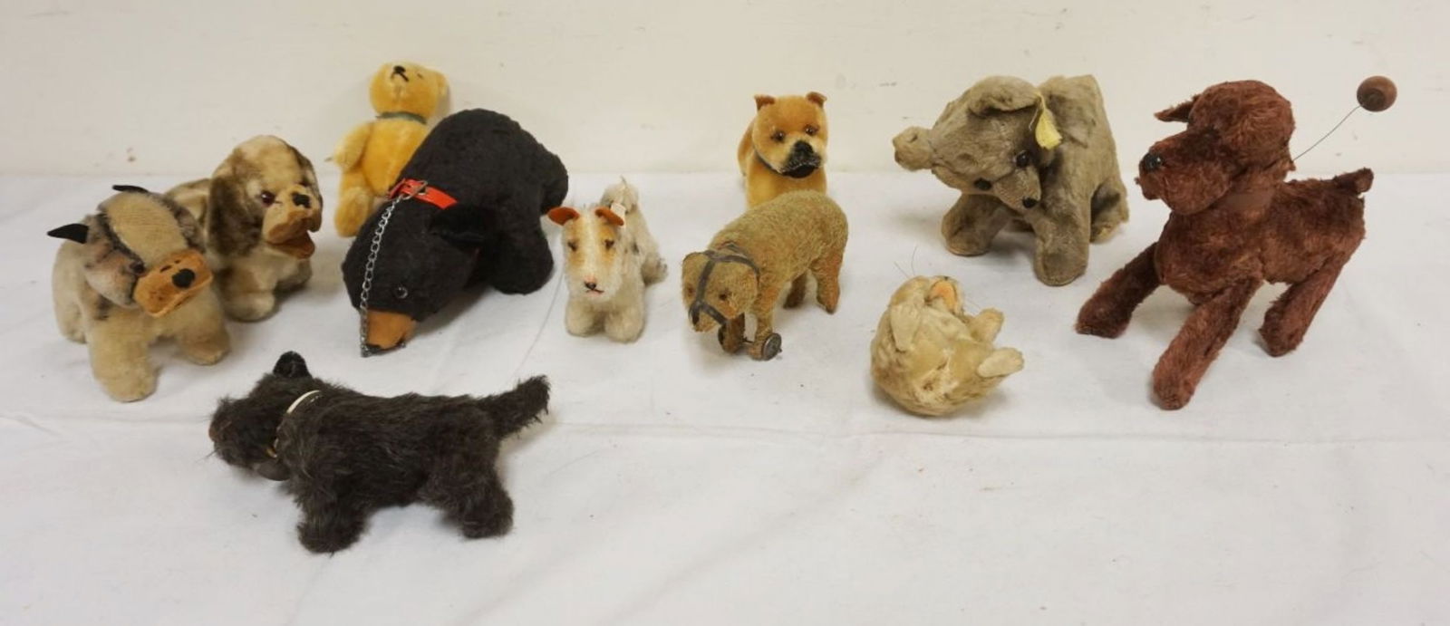 GROUP OF ASSORTED STUFFED ANIMALS (1 of 4)