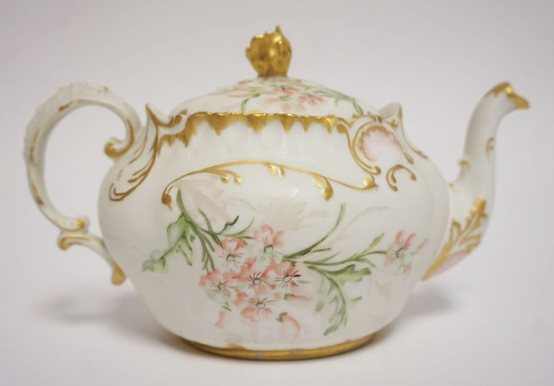 HAND PAINTED LIMOGES TEAPOT: HAND PAINTED LIMOGES TEAPOT PAINTING OF FLOWER W/GILT ACCENT & TRIM, ARTIST SIGNED & DATED 1893, APPROXIMATELY 8 IN X 4 IN X 5 1/2 IN HIGH