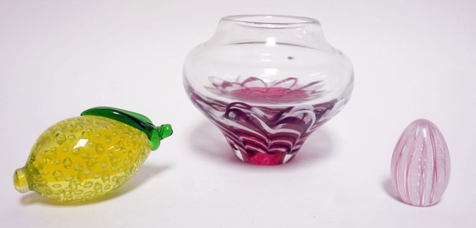 GROUP OF ASSORTED ART GLASS PIECES (1 of 3)