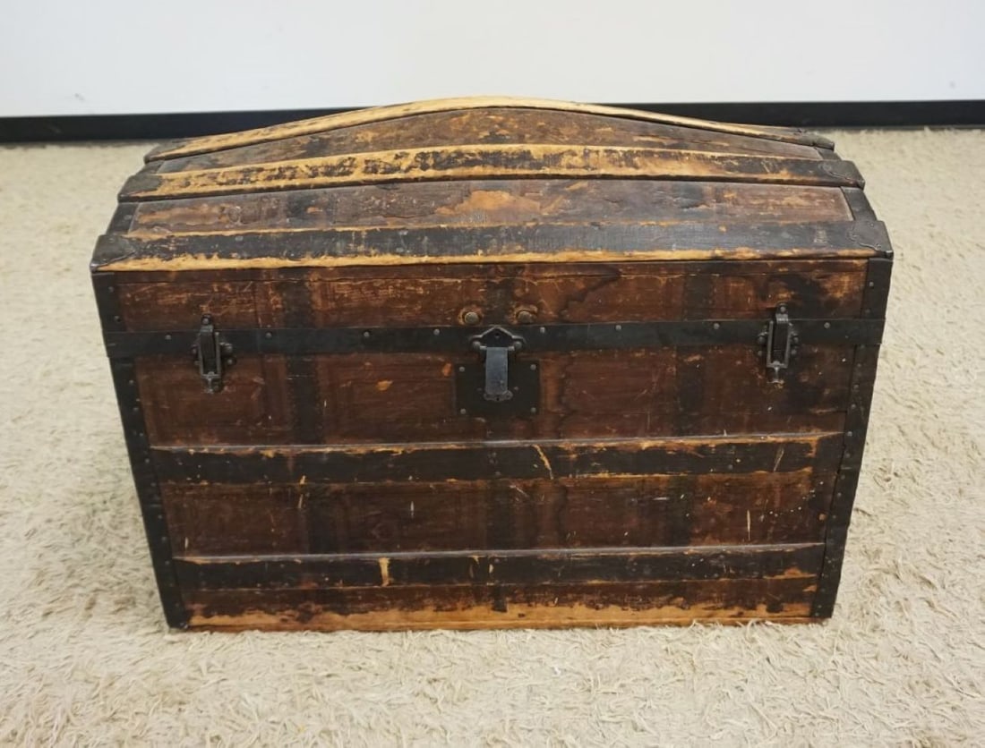 ANTIQUE DOME TOP TRUNK: ANTIQUE DOME TOP TRUNK WITH INTERIOR TRAY, APPROXIMATELY 32 IN X 17 IN X 22 IN H