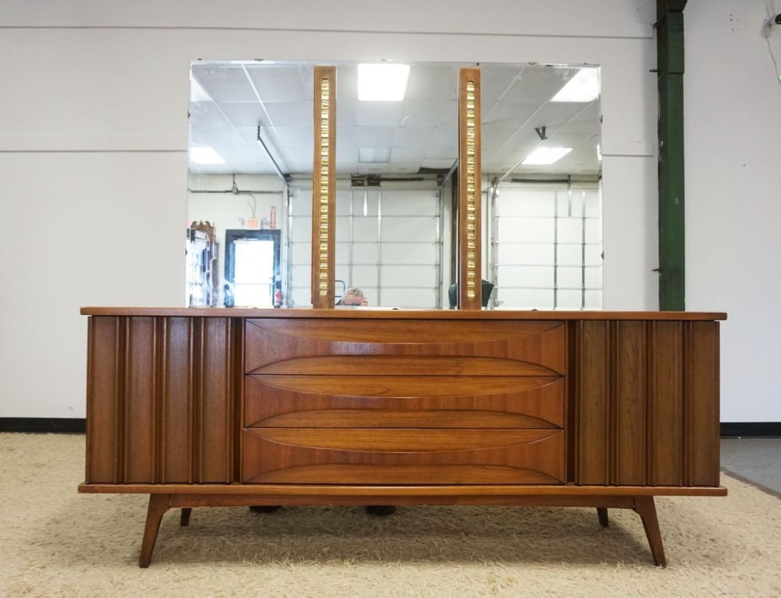 UNITED FUNITURE CO MCM LOW CHEST (1 of 6)