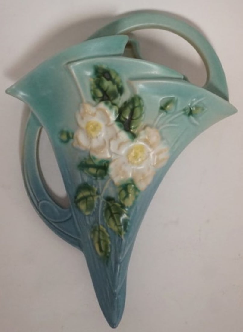 ROSEVILLE POTTERY WALL POCKET (1 of 4)