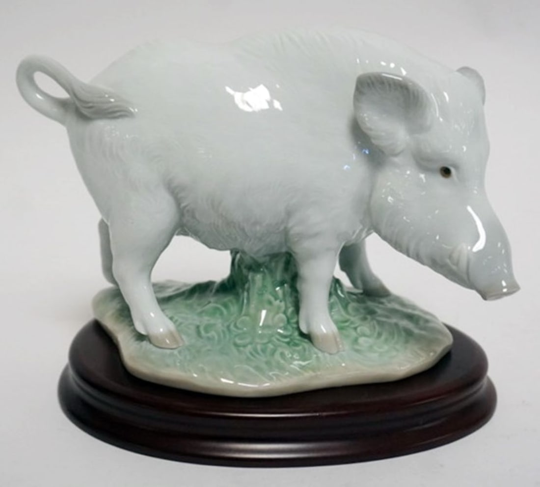 LLADRO PORCELAIN FIGURE (1 of 3)