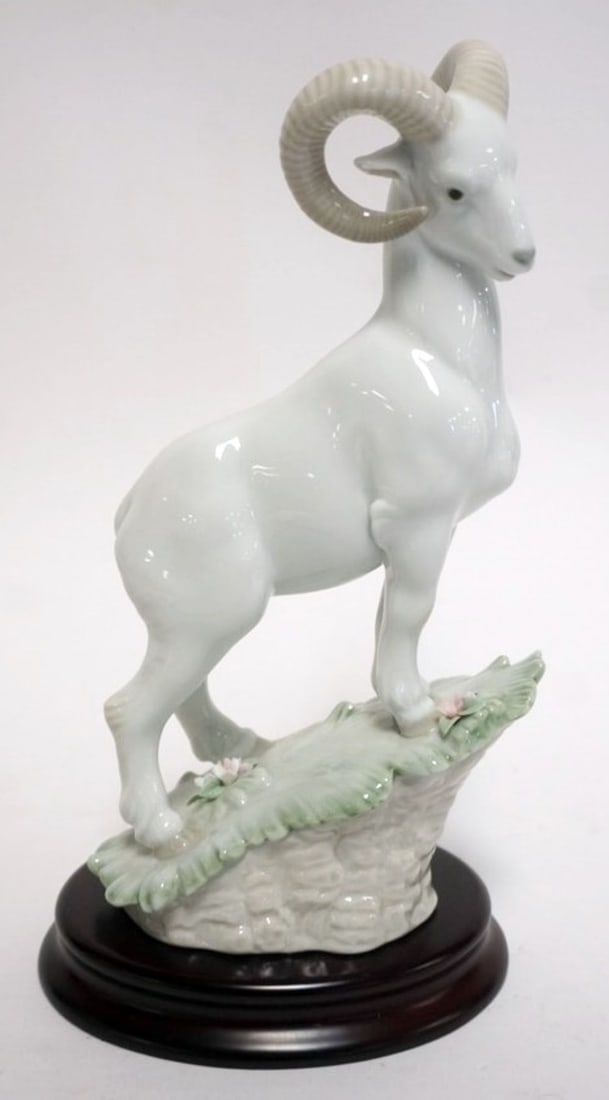 LLADRO PORCELAIN FIGURE (1 of 5)