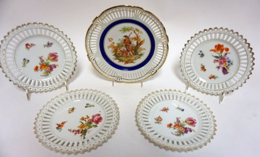 GROUP OF RETICULATED EDGE BAVARIAN GERMAN PLATES: RETICULATED EDGE BAVARIAN GERMAN PLATES, 4 W/HAND PAINTED FLOWERS, LARGERT APPROXIMATELY 8 1/2 IN