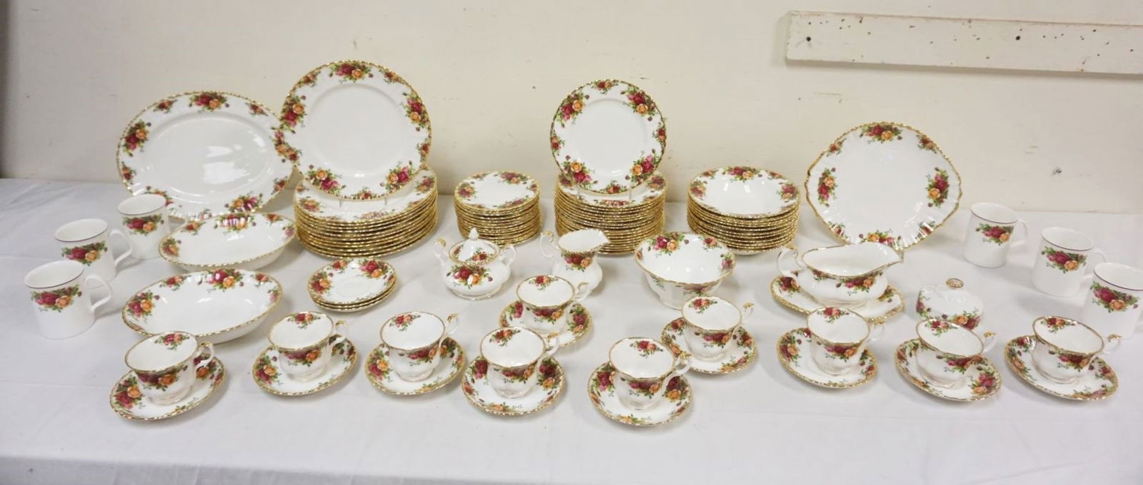 ROYAL ALBERT OLD COUNTRY ROSES DINNERWARE SET (1 of 6)