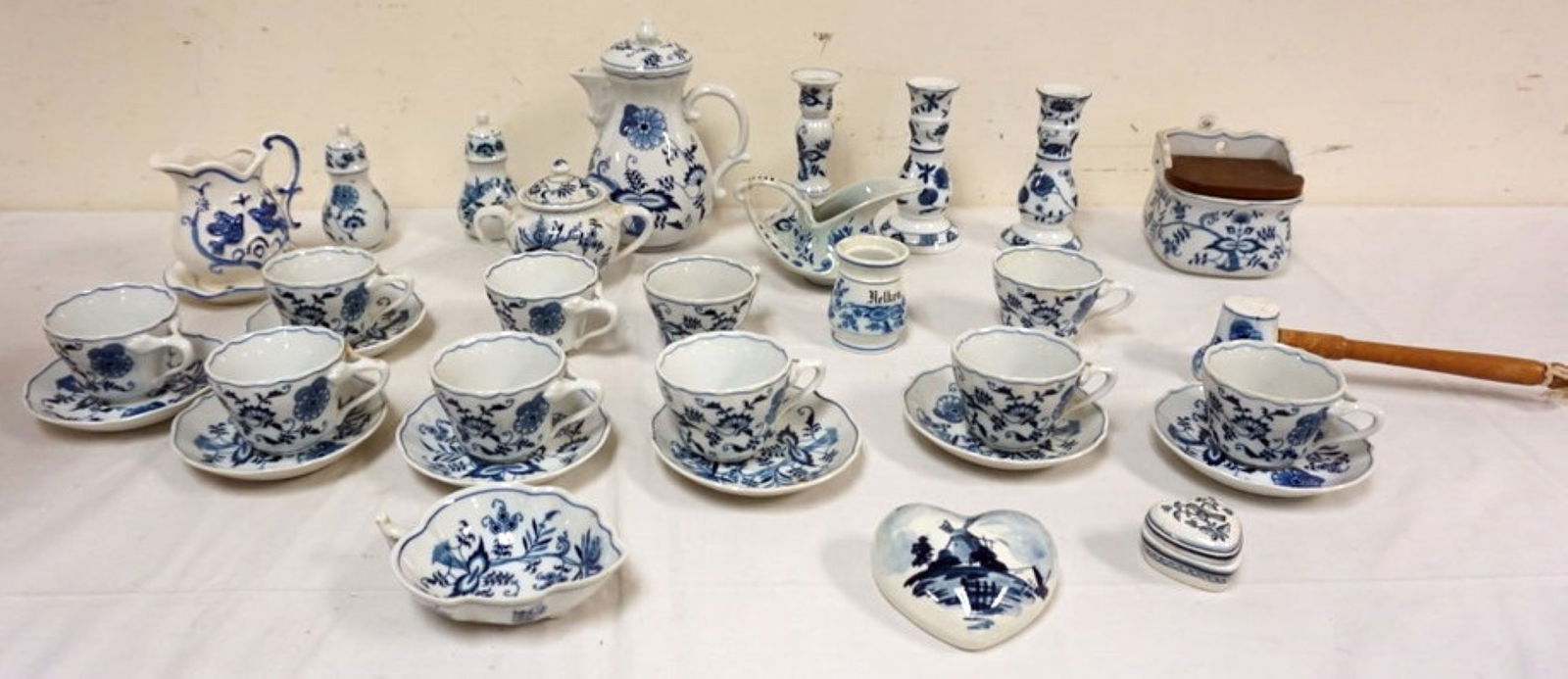 GROUP OF ASSORTED BLUE & WHITE CHINA: GROUP OF ASSORTED BLUE & WHITE CHINA INCLUDING BLUE DANUBE