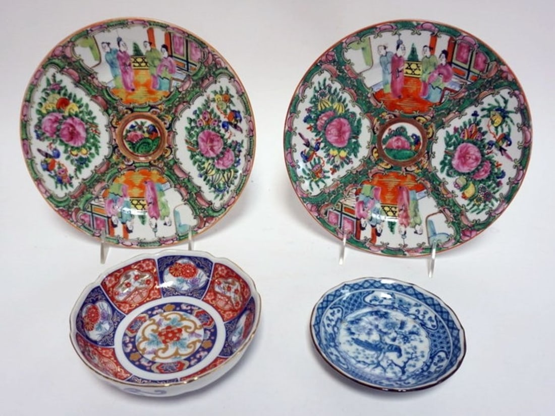 GROUP OF ASSORTED CHINA: GROUP OF ASSORTED CHINA INCLUDING 2 FAMILE ROSE 9 1/2 IN PLATES & ASSORTED BOWLS
