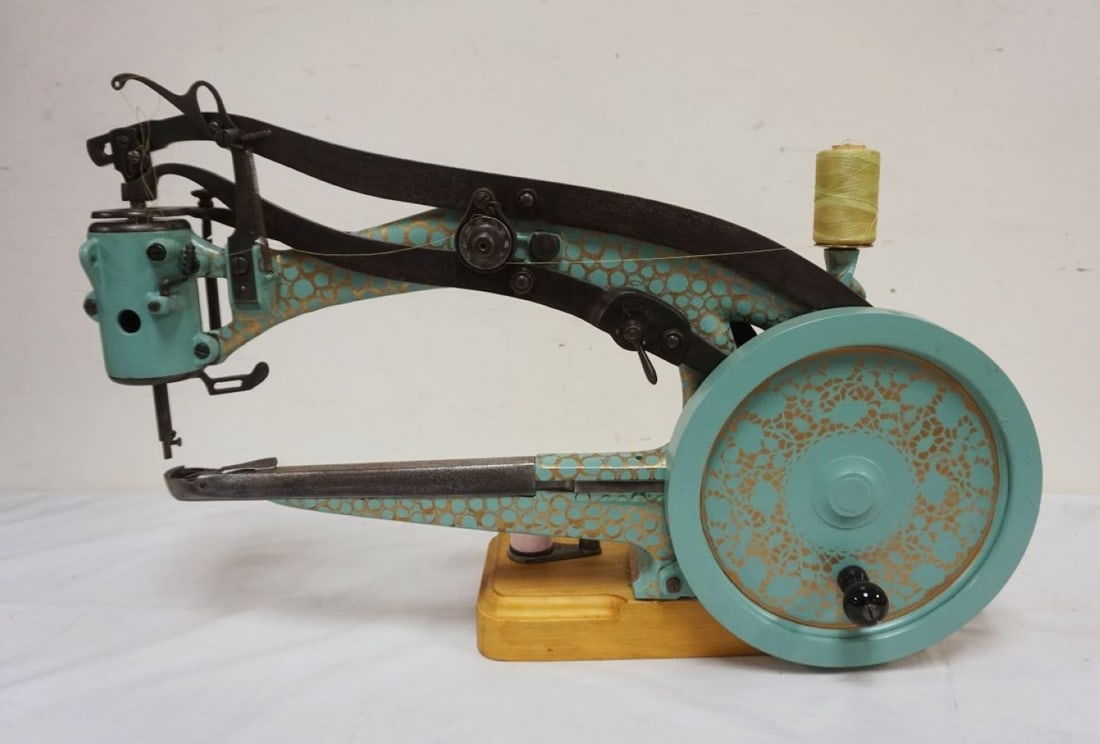 ANTIQUE SEWING MACHINE (1 of 4)
