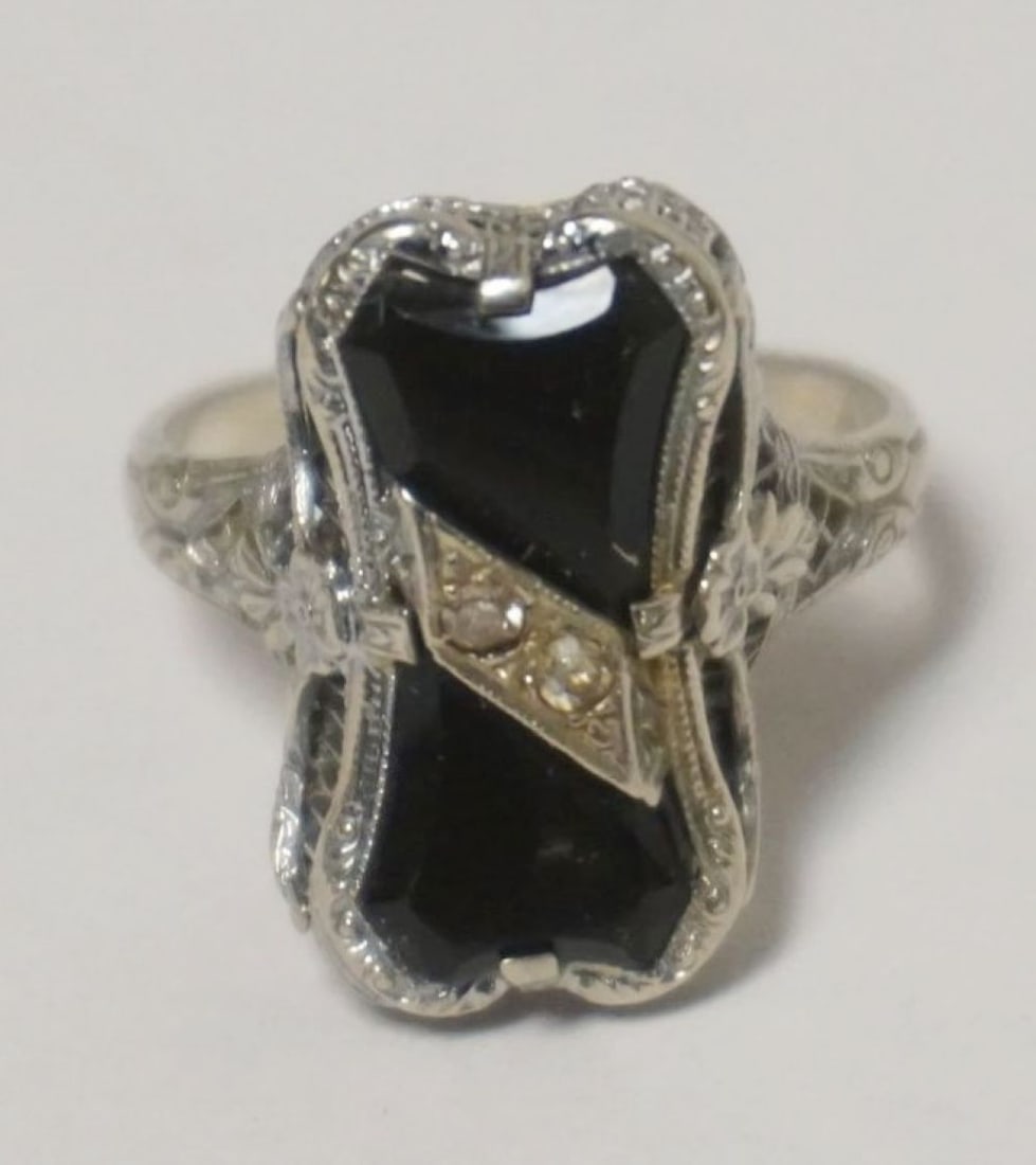 14K WHITE GOLD AND ONYX RING: 14K WHITE GOLD AND ONYX RING, 2.35 DWT NOT INCLUDING STONE, APPROXIMATE SIZE 7