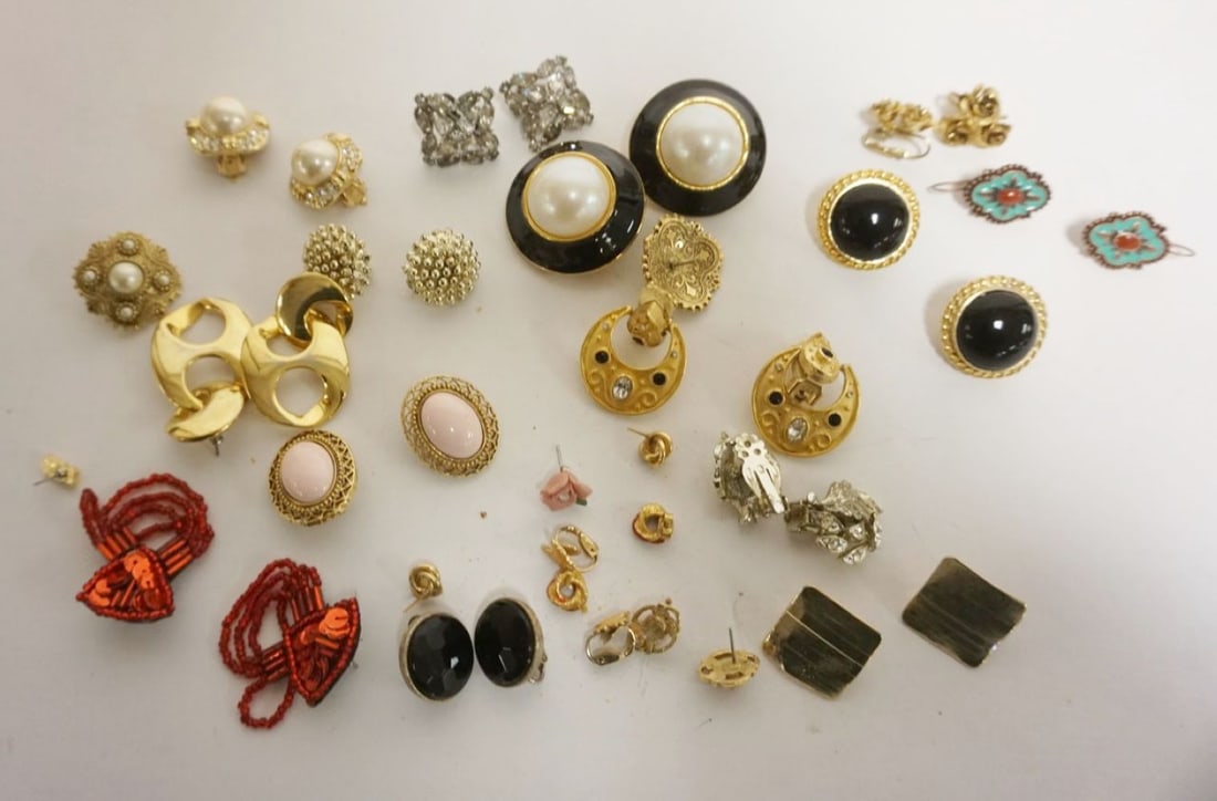 ASSORTED LADIES EARRINGS (1 of 3)