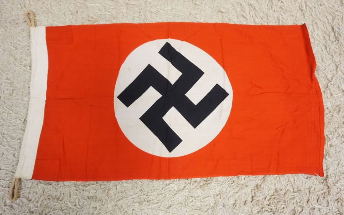 GERMAN WWII BANNER/FLAG (1 of 4)