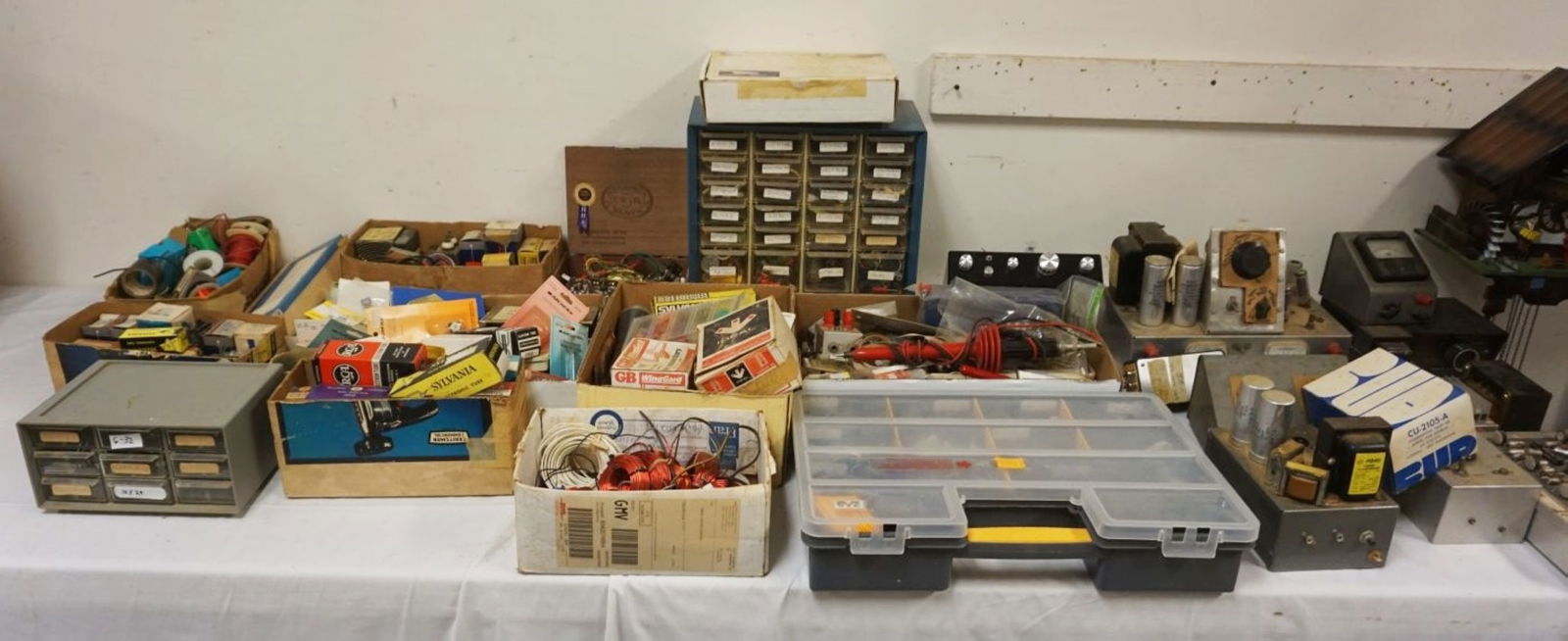 GROUP OF ASSORTED VINTAGE ELECTRONICS (1 of 8)