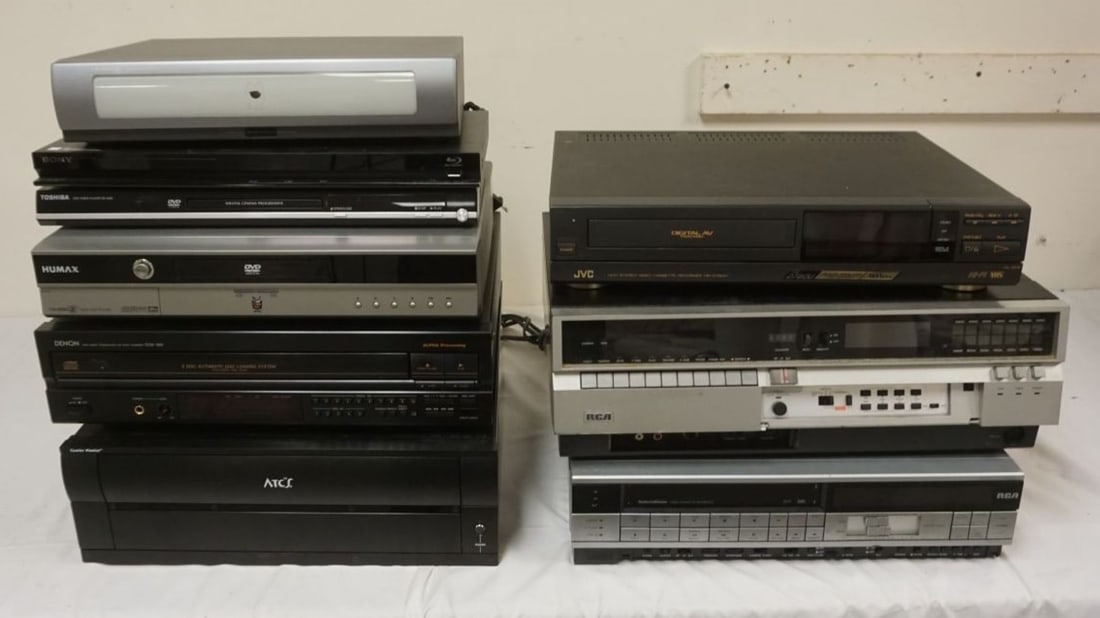 GROUP OF DVD/CD & VHS PLAYERS (1 of 3)