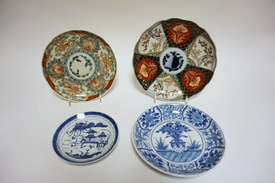 IMARI & BLUE & WHITE PORCELAIN PLATES: IMARI & BLUE & WHITE PORCELAIN PLATES, LARGEST APPROXIMATELY 9 1/2 IN