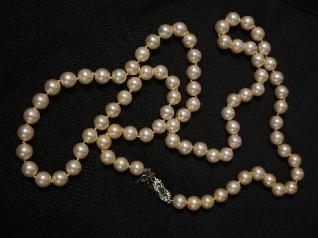 LADIES PEARL NECKLACE WITH VINATGE MARKED CLASP: LADIES PEARL NECKLACE WITH VINTAGE GREEN STONE CLASP, MARKED ON CLASP