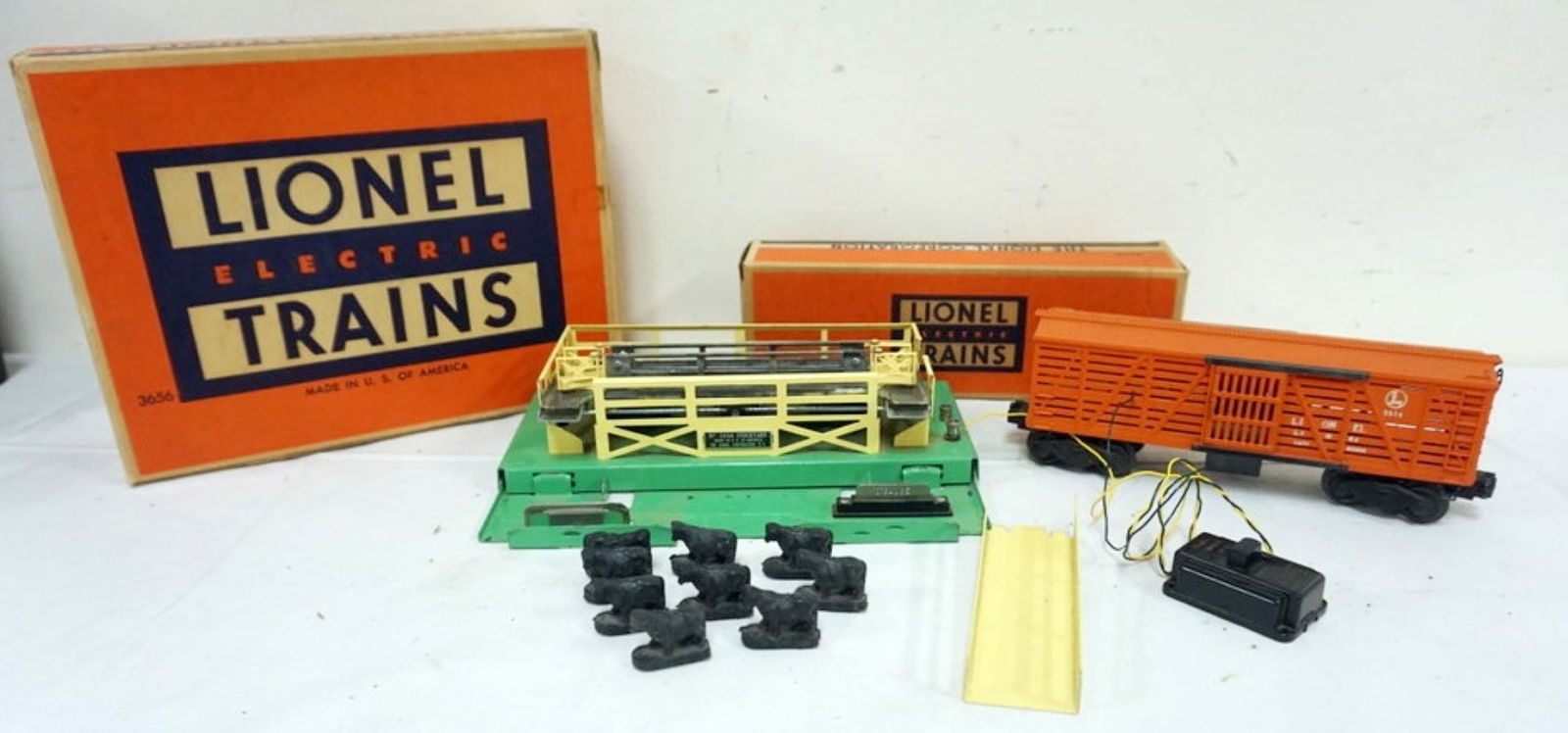 LIONEL TRAIN OPERATING CATTLE CAR (1 of 3)