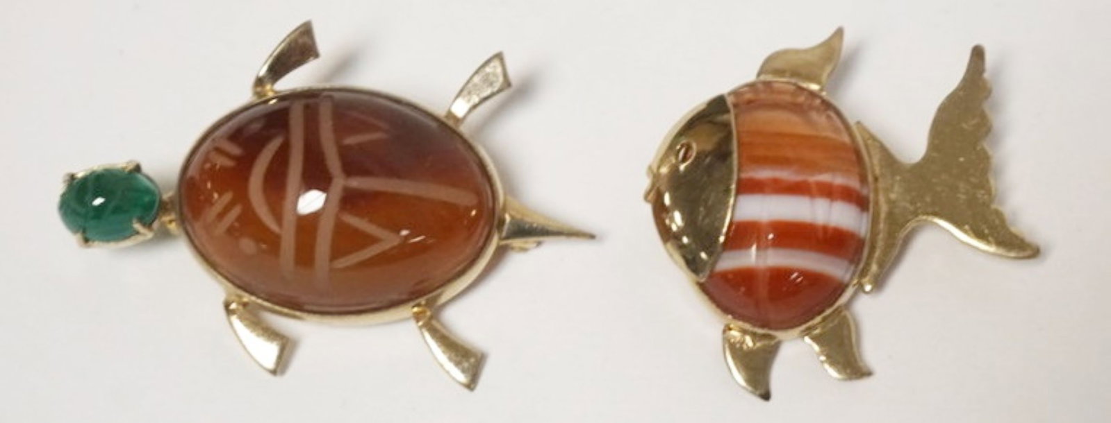 GOLD FISH AND TURLE PINS: TURTLE AND FISH STONE AND GOLD PINS, SIGNED BY MAKER