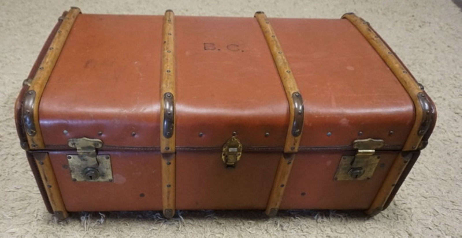 ENGLISH TRAVEL TRUNK HARRODS LTD: ENGLISH TRAVEL TRUNK HARRODS LTD, APPROXIMATELY 20 IN X 33 IN X 15 IN H, HAS WOOD RIBS AND BRASS HARDWARE