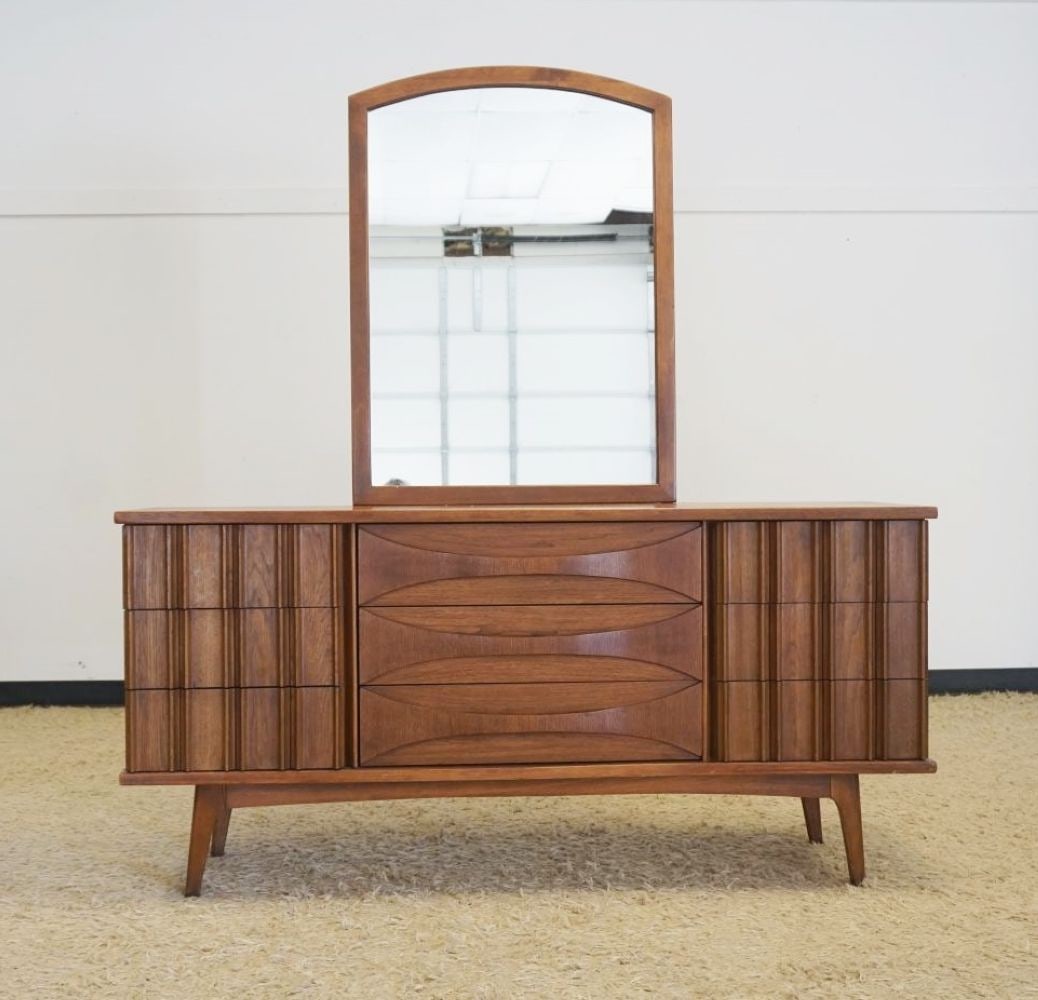 UNITED FURNITURE COMPANY MCM CHEST: UNITED FURNITURE COMPANY MID CENTURY MODERN 9 DRAWER CHEST WITH MIRROR, APPROXIMATELY 64 IN X 19 IN X 70 IN H OVERALL WITH MIRROR
