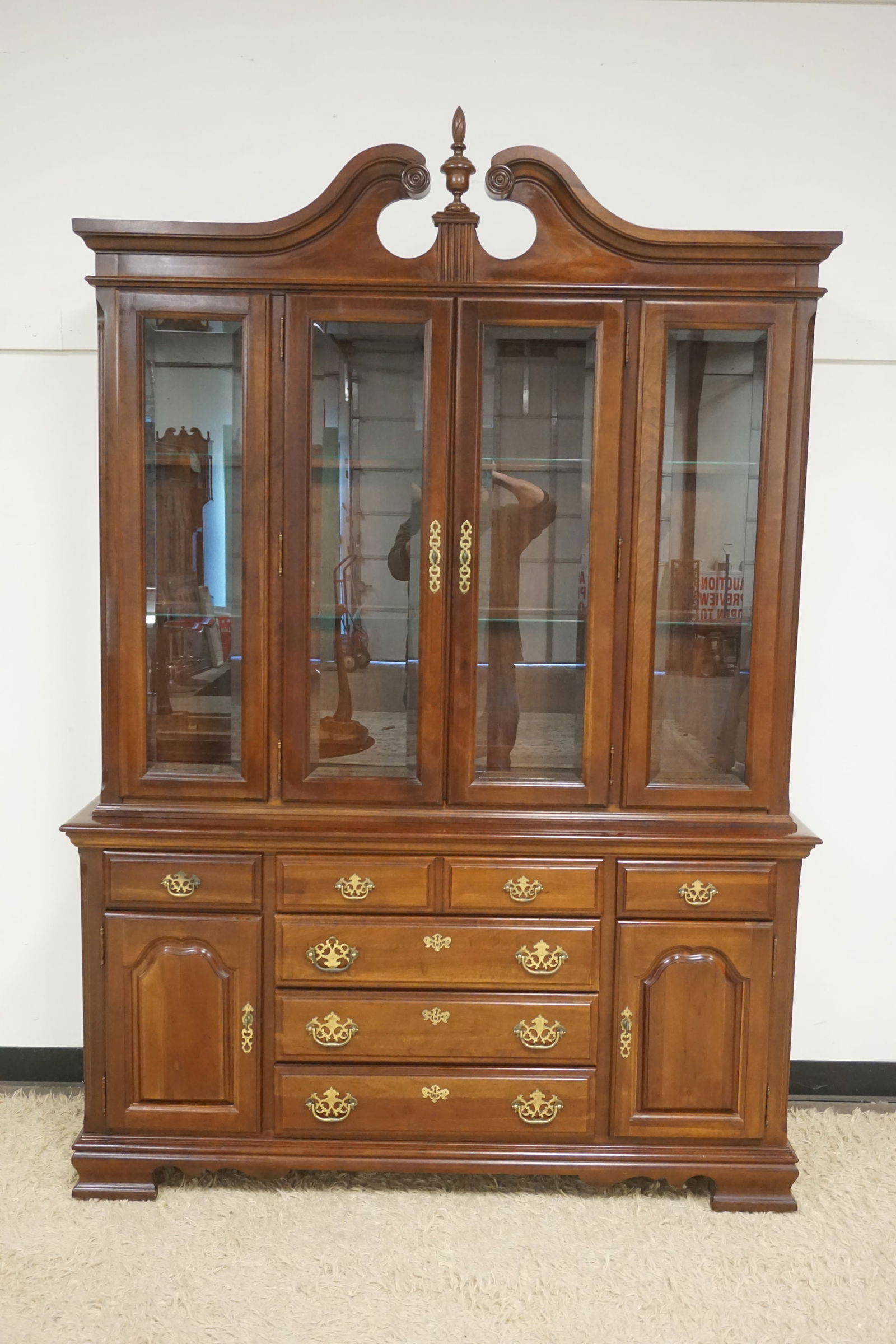 BROYHILL CHERRY CHINA CABINET (1 of 4)