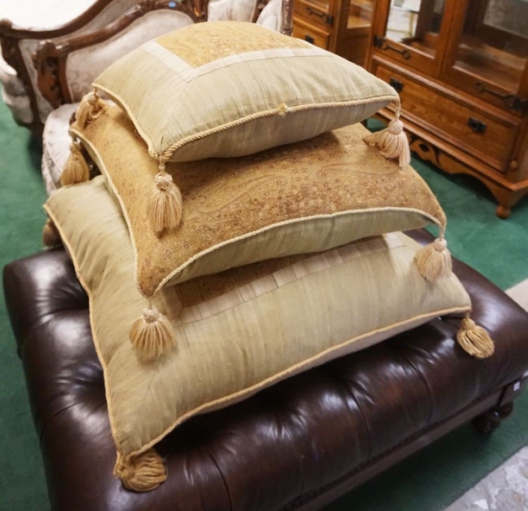 NEST OF 3 DECORATIVE PILLOWS (1 of 1)