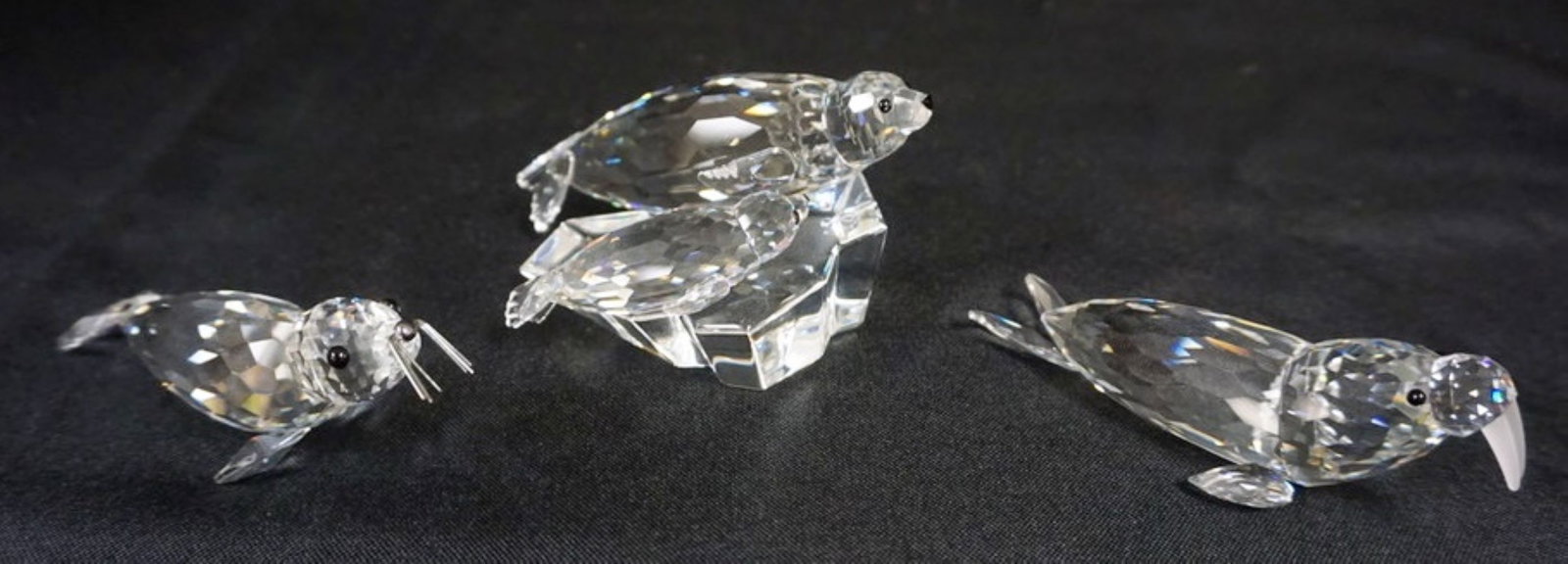 SWAROVSKI CRYSTAL FIGURES: SWAROVSKI CRYSTAL FIGURES, PAIR OF WALRUSES AND OF 2 SEAL FIGURE, TALLEST APPROXIMATELY 4 IN 3 IN X 2 IN