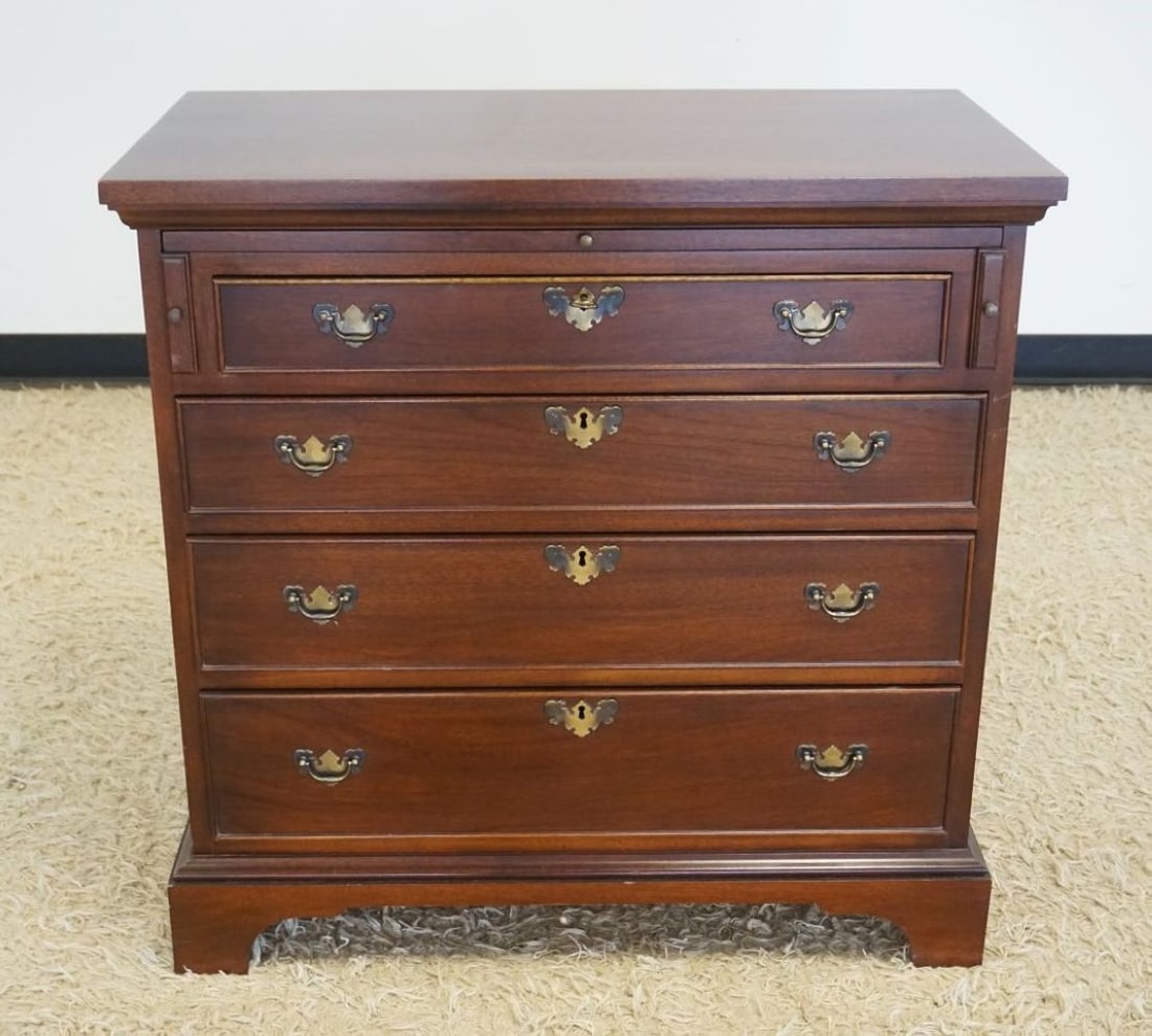 MAHOGANY GRADUATED CHEST: MAHOGANY SMALL GRADUATED 4 DRAWER CHEST ON BRACKET FEET WITH PULL OUT SURFACE, APPROXIMATELY 32 IN X 18 IN X 32 IN H