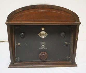 ANTIQUE BATTERY RADIO