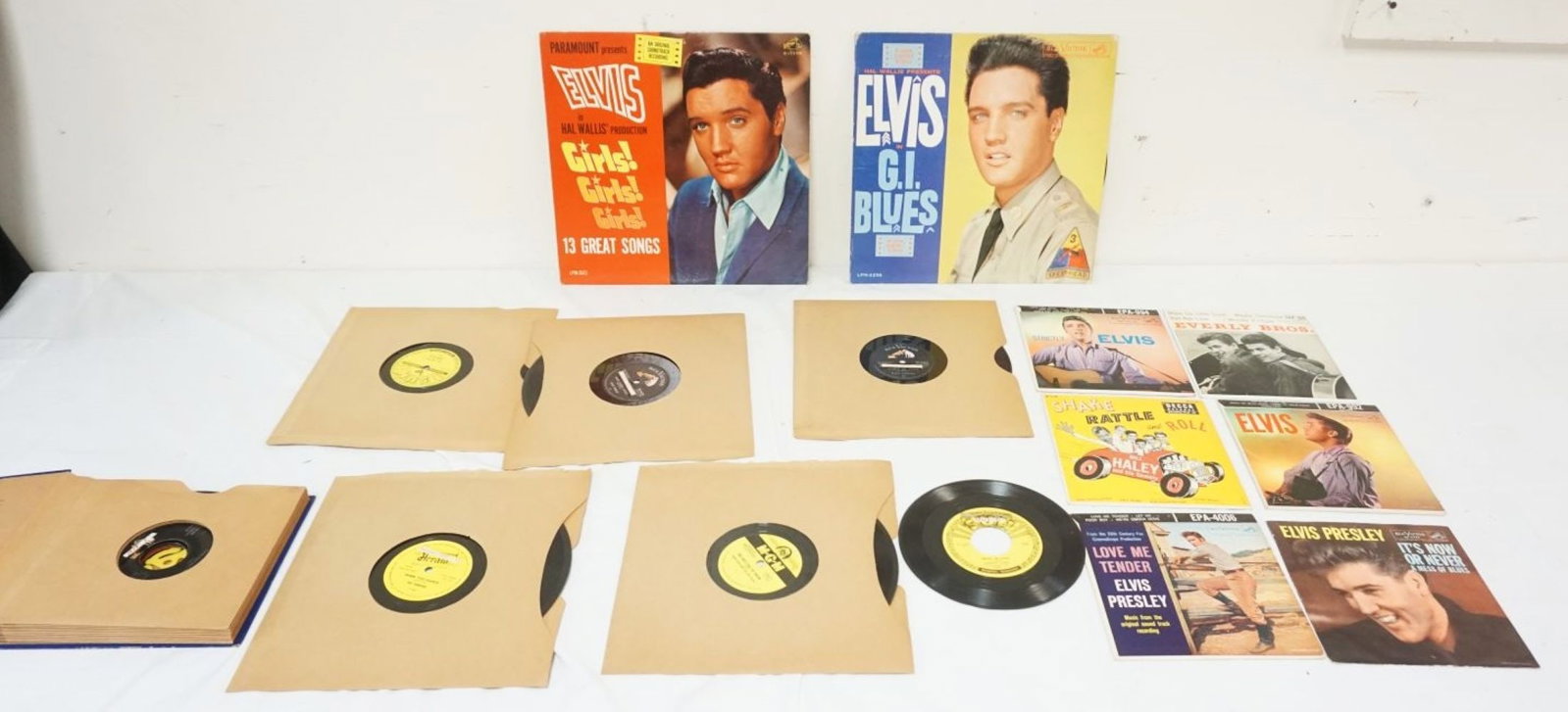 VINTAGE ELVIS PRESLEY RECORDS, ETC: VINTAGE ELVIS PRESLEY RECORDS, 45'S, JOHNNY CASH, EVERLY BROTHERS, INCLUDING SUN LABEL