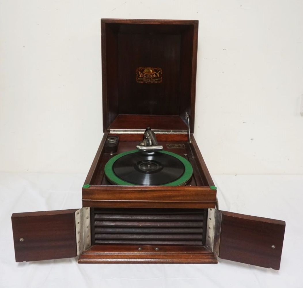 VICTOR VVIX TABLE TOP VICTROLA: VICTOR VVIX TABLE TOP VICTROLA IN MAHOGANY CASE, APPROXIMATELY 16 IN X 20 IN X 13 IN HIGH