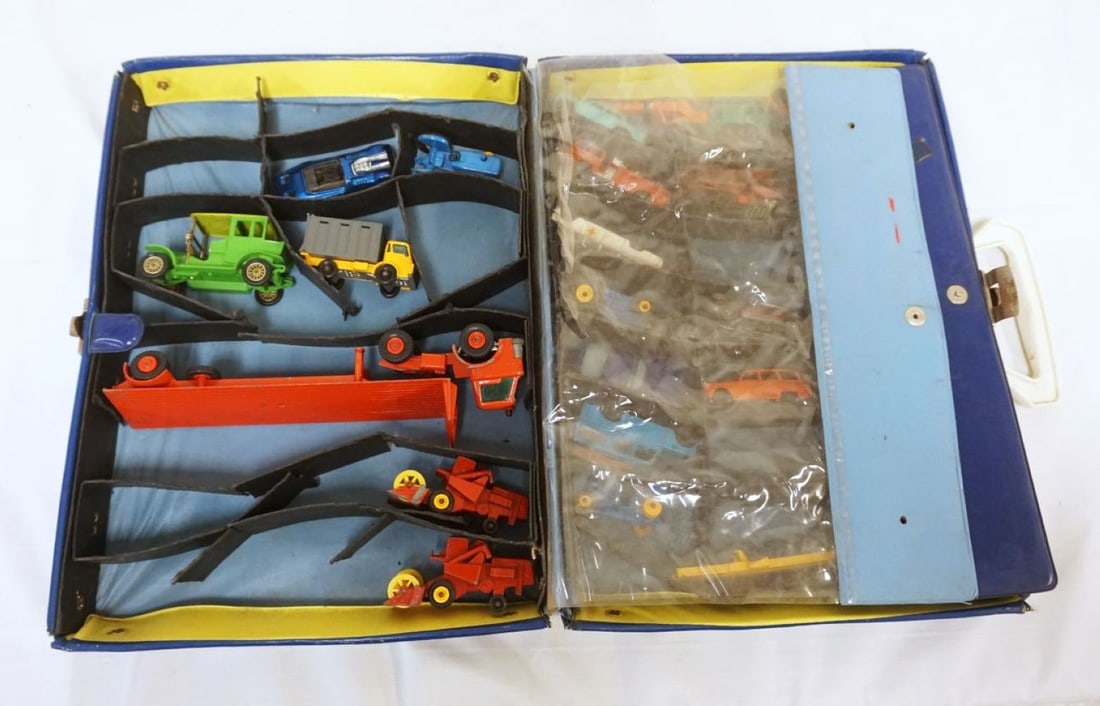VINTAGE MATCHBOX & HOT WHEELS: VINTAGE MATCHBOX & HOT WHEELS IN CASE CARRRIER