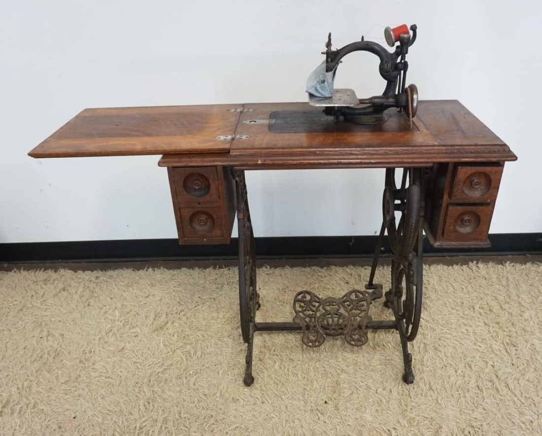 ANTIQUE WILCOX & GIBBS TREADLE SEWING MACHINE: ANTIQUE WILCOX & GIBBS TREADLE SEWING MACHINE