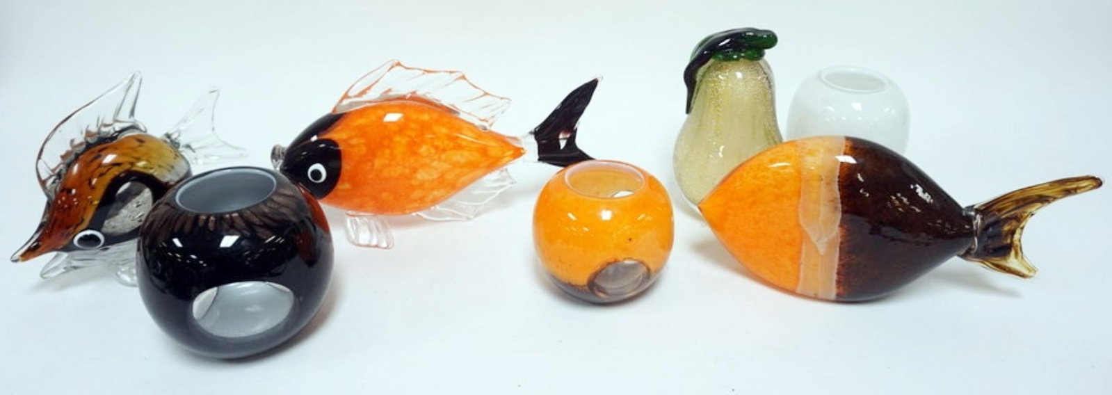 GROUP OF MURANO STYLE GLASS: GROUP OF MURANO STYLE GLASS FISH, FRUIT AND BOWLS, LARGEST PIECE APPROXIMATELY 12 IN X 7 IN